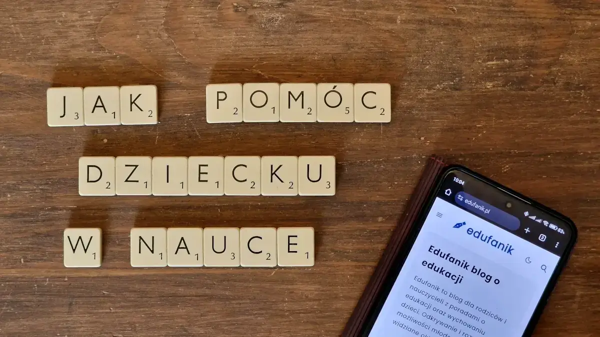 Napis: jak pomóc dziecku w nauce, ułożony z klocków Scrabble